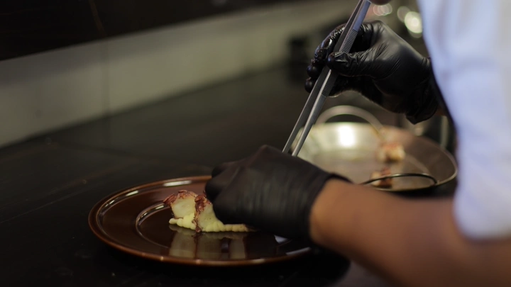 تحضير طبق أخطبوط مشوي في مطعم، لقطة مقربة.