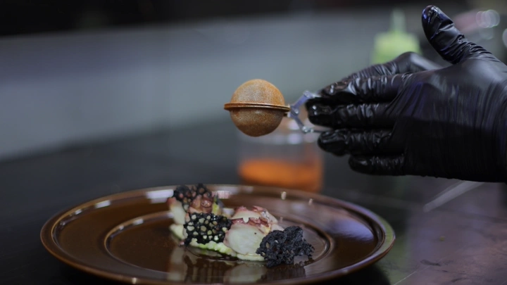 طبق أخطبوط مشوي في مطعم، لقطة قريبة.