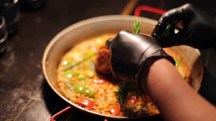 طبق دجاج مشوي يحضر في مطعم، لقطة مقربة.