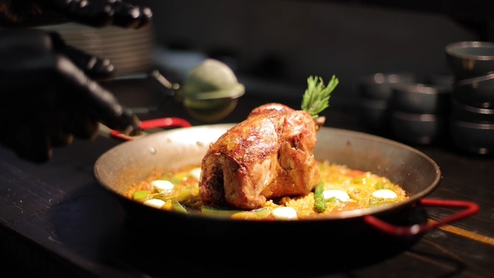 طبق دجاج مشوي في مطعم، لقطة مقربة.