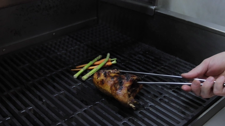 دجاج مشوي مع خضار على الشواية، لقطة قريبة.