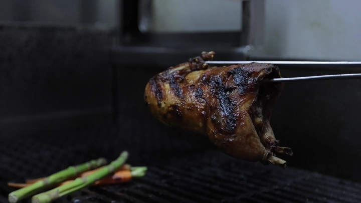 دجاج مشوي على الشواية مع خضروات، لقطة مقربة.