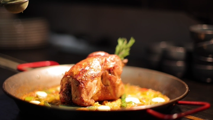 طبق دجاج مشوي في مطعم، لقطة مقربة.