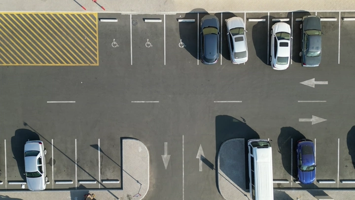 مواقف سيارات فارغة مع سيارات متوقفة، لقطة جوية.