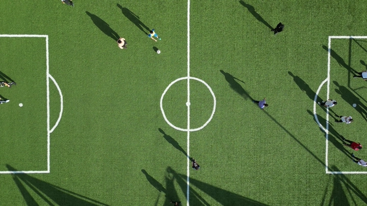ملعب كرة قدم مع لاعبين من الأعلى، لقطة جوية.