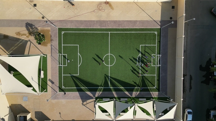 ملعب كرة قدم صغير في الهواء الطلق، لقطة جوية.