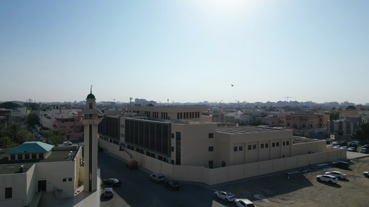 مبنى حديث في مدينة مع طيور تحلق، لقطة جوية.