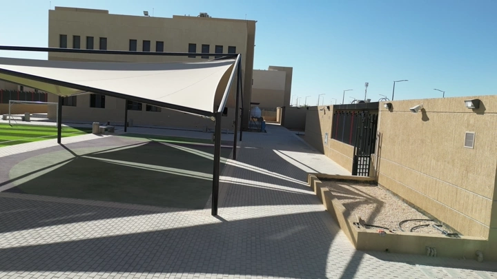 ملعب مدرسة مظلل في يوم مشمس، لقطة أرضية.