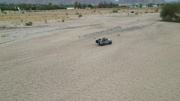 سيارة سفاري في الصحراء، لقطة جوية.