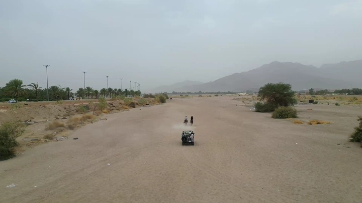 سيارة سفاري في الصحراء مع أطفال، لقطة جوية.