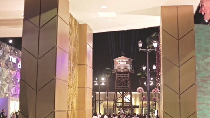 مدخل البوليفارد الرياض ليلاً، لقطة ليلية.