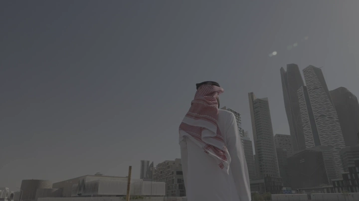رجل ينظر إلى أبراج كافد في الرياض، لقطة من الخلف.