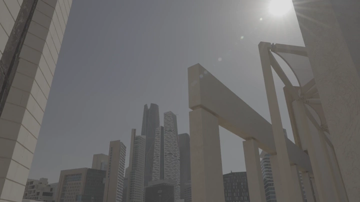 ناطحات سحاب في كافد الرياض تحت الشمس، لقطة من الأسفل.