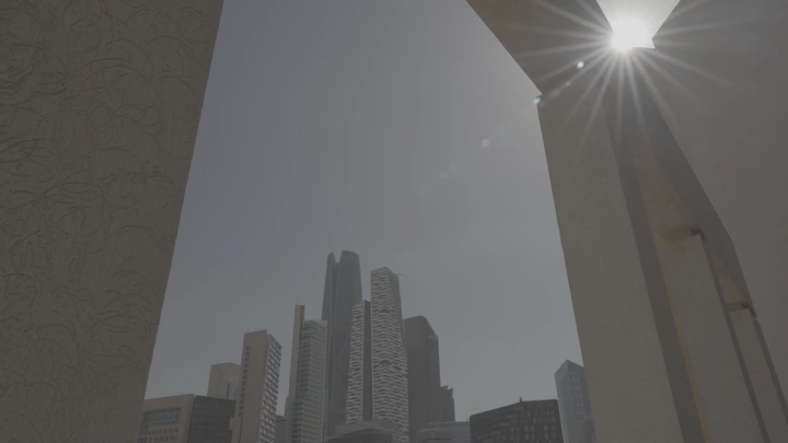 ناطحات سحاب في المدينة المالية بالرياض، لقطة من الأسفل مع الشمس.