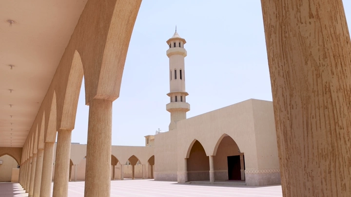 مئذنة مسجد في ساحة مفتوحة، لقطة نهارية.