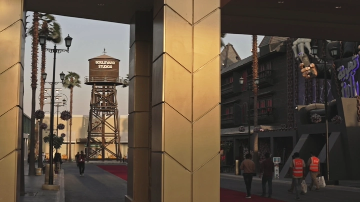 مدخل البوليفارد الرياض عند الغروب، لقطة من الأرض.