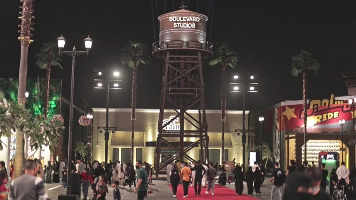 الناس يتجولون في البوليفارد الرياض ليلاً، لقطة ليلية.