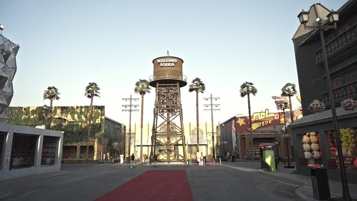 برج مياه في البوليفارد الرياض، لقطة نهارية واسعة.