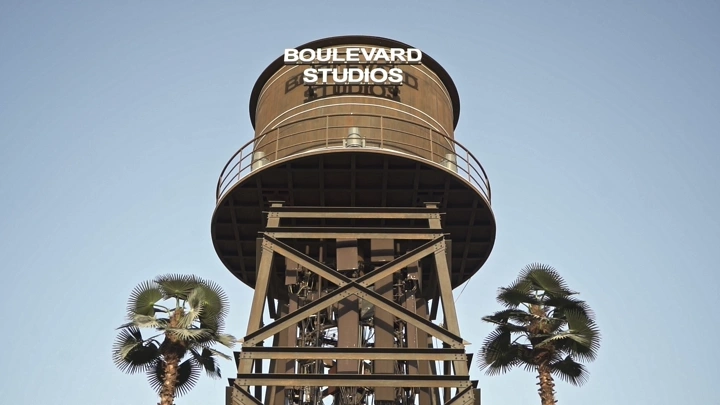 برج مياه في البوليفارد الرياض، لقطة من الأسفل.