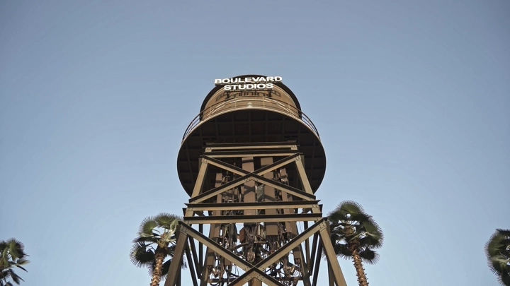 برج مياه في البوليفارد الرياض، لقطة من الأسفل.