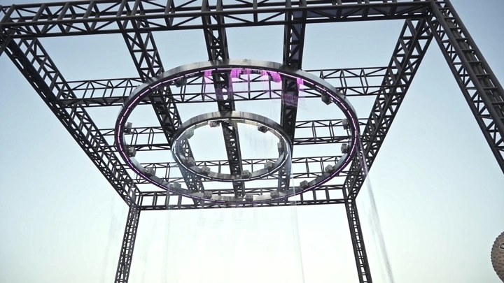 هيكل معدني دائري في البوليفارد الرياض، لقطة من الأسفل.