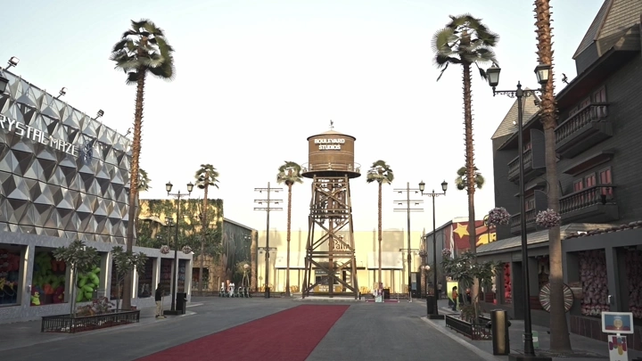 شارع البوليفارد في الرياض مع برج مياه ونخيل، لقطة نهارية.