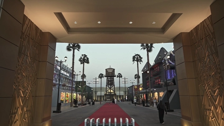 مدخل البوليفارد في الرياض، لقطة واسعة في المساء.