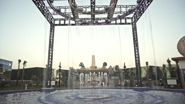 نافورة في البوليفارد الرياض عند الغروب، لقطة واسعة.