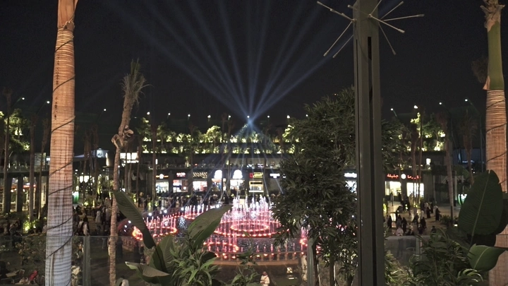 نافورة مضيئة في البوليفارد الرياض ليلاً، لقطة ليلية.