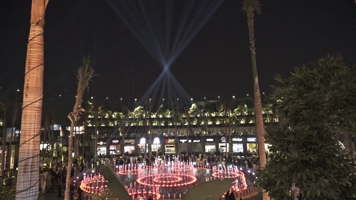 نافورة مضيئة في البوليفارد الرياض ليلاً، لقطة ليلية.