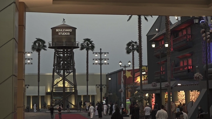 مدخل البوليفارد الرياض في المساء، لقطة واسعة.