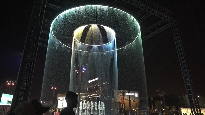 نافورة مضيئة في البوليفارد الرياض ليلاً، لقطة ليلية.