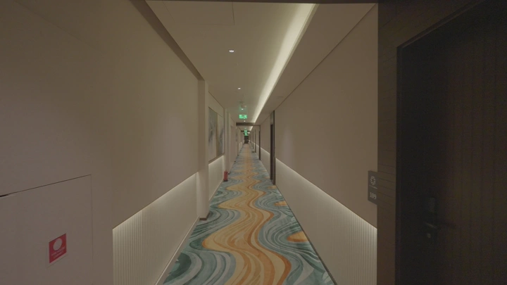 ممر طويل في فندق حديث، لقطة من زاوية منخفضة.