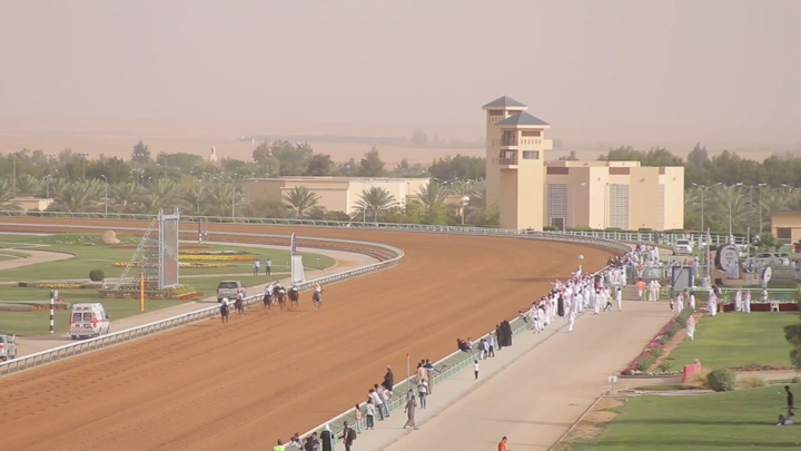 سباق خيل في مضمار صحراوي، لقطة من الجو.