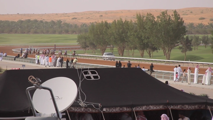 سباق خيل في مضمار صحراوي، لقطة واسعة.