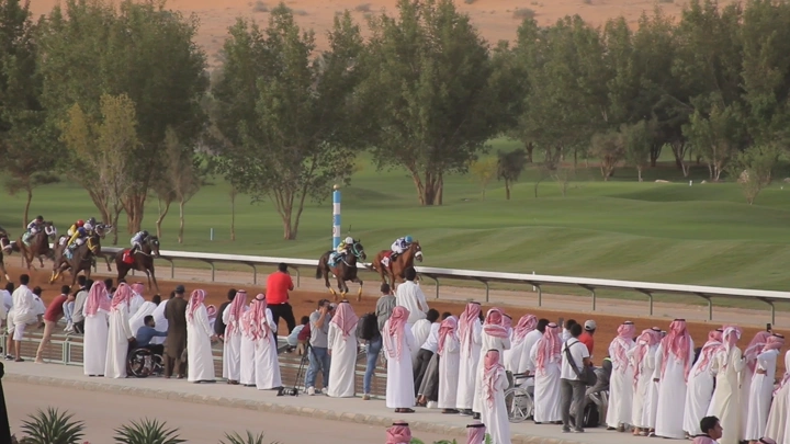 سباق خيل في مضمار صحراوي، لقطة من الأرض.