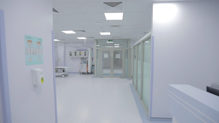ممر مستشفى حديث وفارغ، تصوير داخلي.