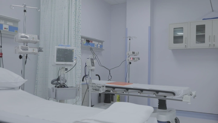 غرفة مستشفى مع أسرة ومعدات طبية، لقطة داخلية.