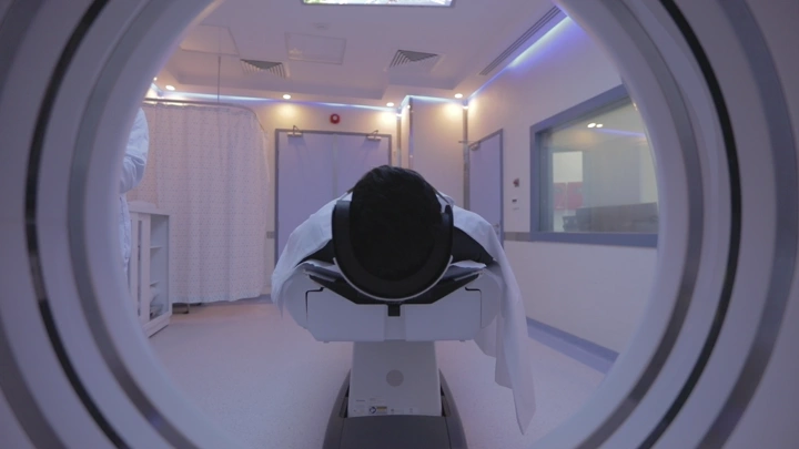 جهاز أشعة مقطعية في مستشفى، لقطة من الداخل.