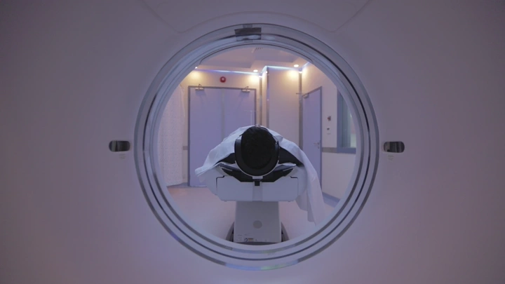 جهاز أشعة مقطعية في مستشفى، لقطة من الداخل.