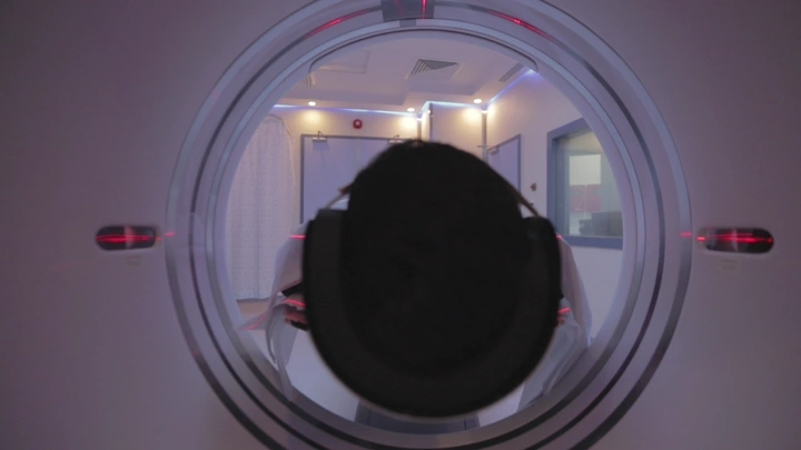 جهاز أشعة مقطعية في غرفة فحص، لقطة من الداخل.