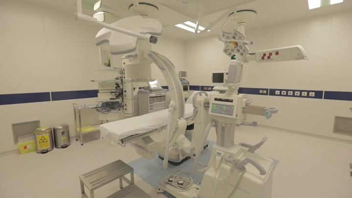 غرفة عمليات حديثة في مستشفى، لقطة داخلية.