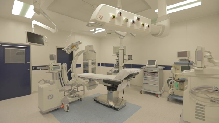 غرفة عمليات حديثة في مستشفى، لقطة داخلية.