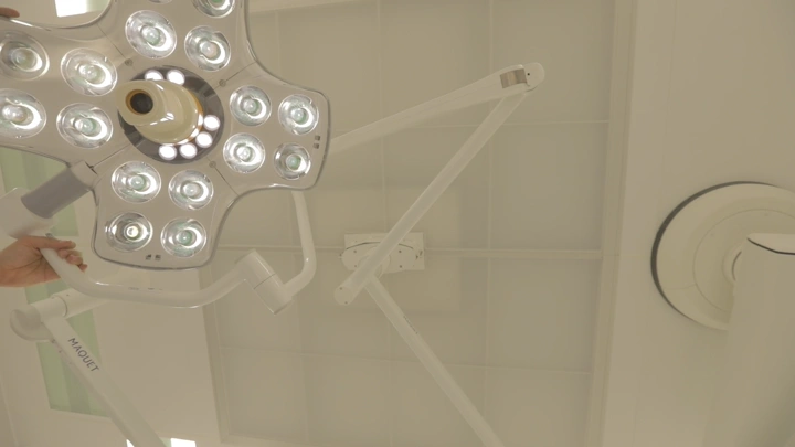 إضاءة غرفة عمليات في مستشفى، لقطة من الأسفل.