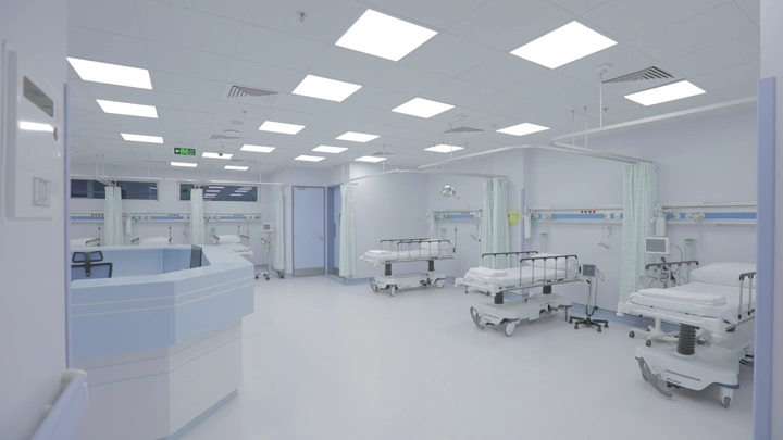 غرفة مستشفى حديثة مع أسرة فارغة، لقطة واسعة.