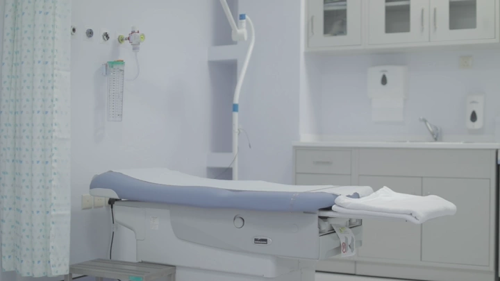 غرفة فحص في مستشفى حديثة، لقطة داخلية.