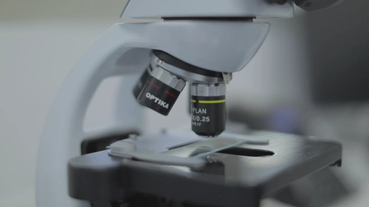 ميكروسكوب في مختبر حديث، لقطة مقرّبة.