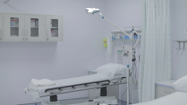 غرفة مستشفى حديثة مع أسرة طبية، لقطة داخلية.