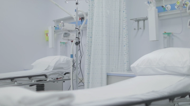 أسرة مستشفى بيضاء في غرفة طبية، لقطة داخلية.