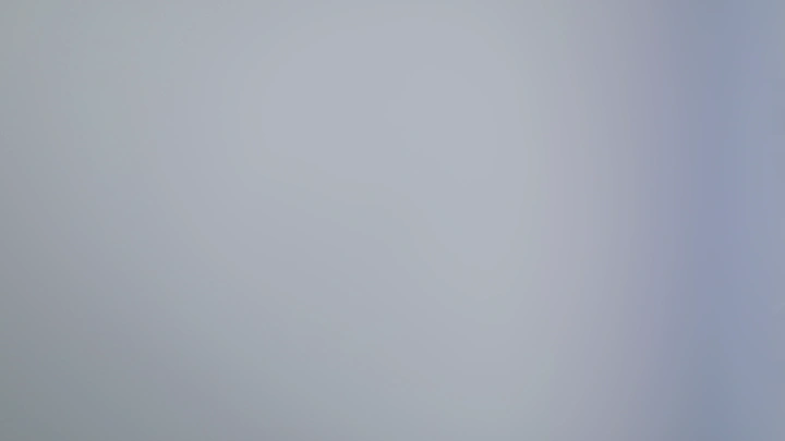 غرفة مستشفى مع أسرة فارغة، إضاءة طبيعية.